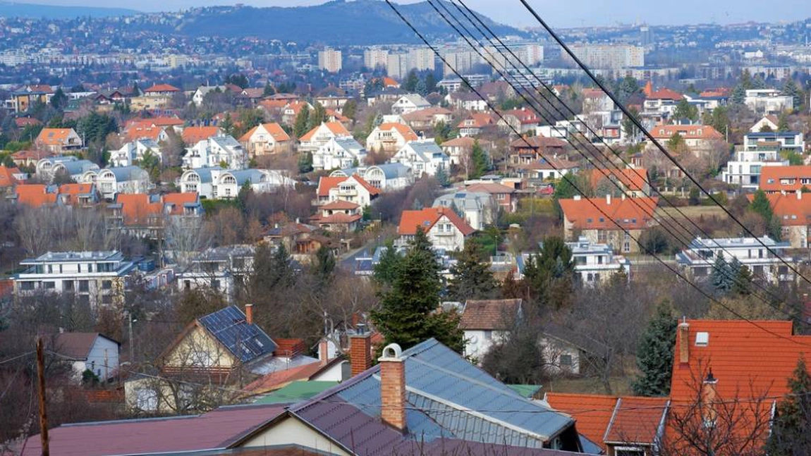 Tot mai mulți români își cumpără case în acest colț de paradis! Cât costă o locuință