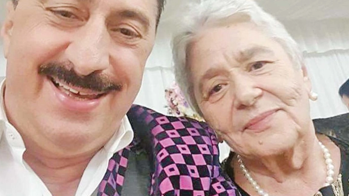 Cum o răsfață Romică Țociu pe mama sa, în vârstă de 80 de ani. „Acum e rândul meu să îți fac de mâncare”