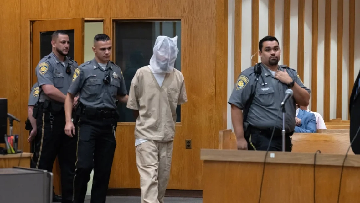 Monstru drogat, acuzat că și-a ucis fiul vitreg de 6 ani cu o bâtă de baseball, forțat să poarte mască de scuipat în tribunal