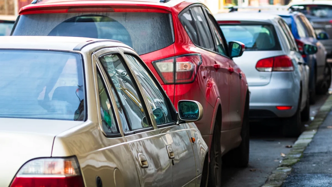 Aplicația care le permite pietonilor să sancționeze șoferii care parchează ilegal. Unde pot fi trimise sesizările