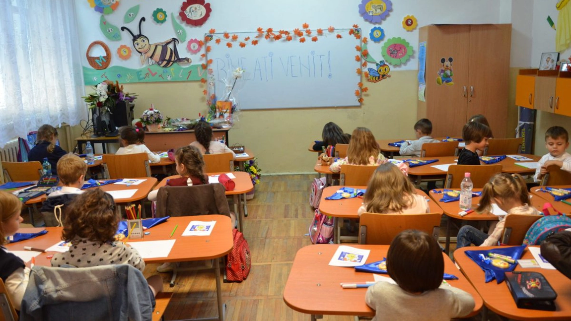 Copiii vor lua a 13-a alocație în România! Când intră banii pe card?