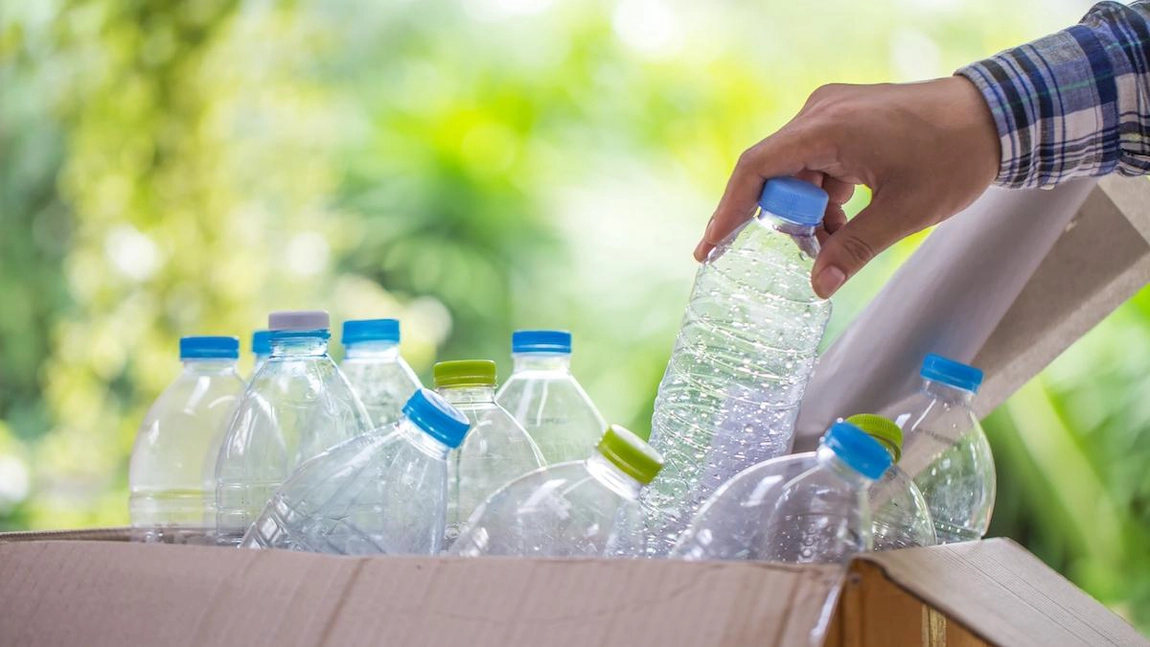 Românii pot primi 800 de lei pentru sticlele reciclate! Iată unde funcționează perfect sistemul SGR
