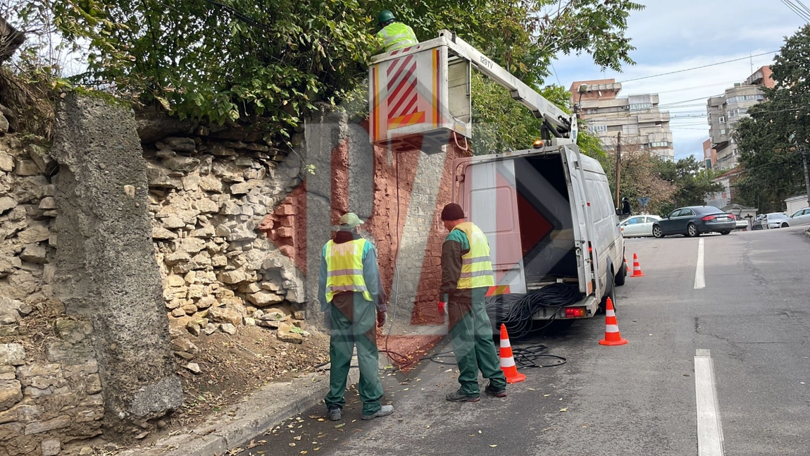 Montarea ecranelor pe care se va vedea slujba de la Mitropolia Iași