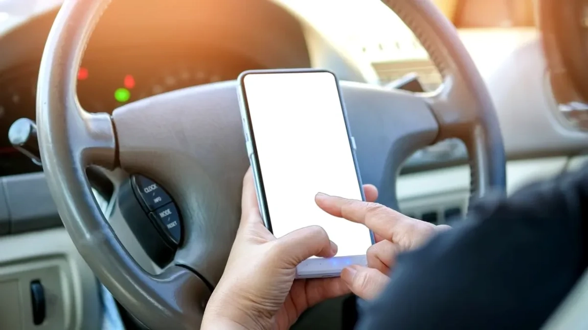 Poți fi amendat dacă vorbești la telefon pe difuzor în timp ce conduci? Puțini șoferi cunosc noua lege