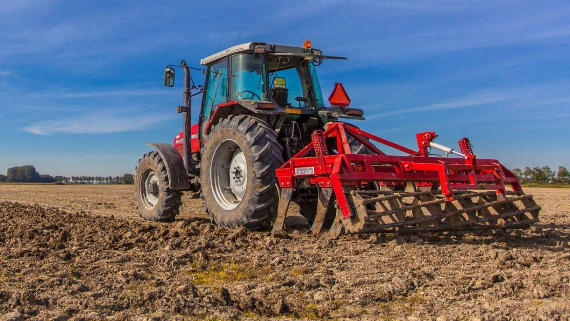 Veste pentru românii din mediul rural! Fermierii și antreprenorii pot achiziționa utilaje prin Baza de date