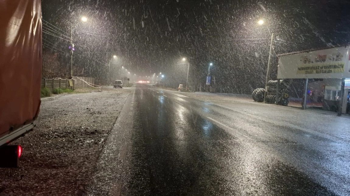 Echipele de deszăpezire ale DRDP Iași au început patrularea pentru asigurarea circulației unde carosabilul este umed pe fondul ninsorilor - UPDATE