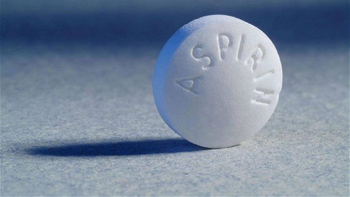 Iată ce se întâmplă dacă iei o aspirină pe zi. Medicamentul minune sau o alegere riscantă?