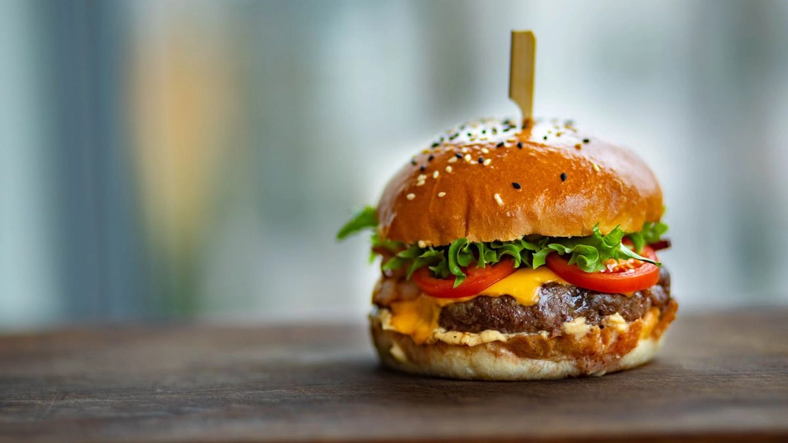 Așa se fac cei mai buni burgeri de casă! Descoperă rețeta pe care o vei folosi mereu!