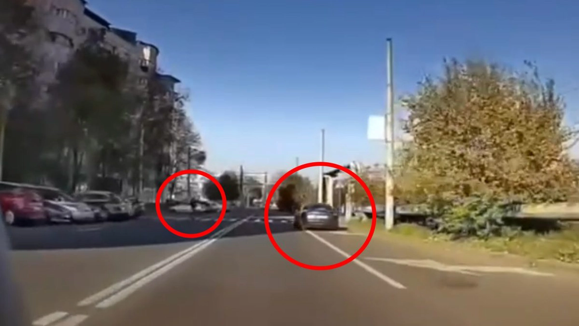 Șoferul unui autoturism Tesla, campion la încălcarea regulilor circulației rutiere! Un pieton era să fie „zburat” chiar pe trecere: „Fără permis pe viață, să vadă cum e cu tramvaiul”