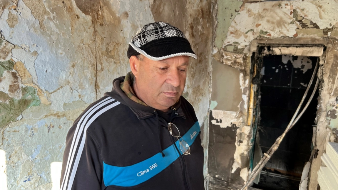 Un blestem s-a abătut asupra unei familii din Iași. La doar un an după ce i-a luat foc casa, locuința a fost cuprinsă, din nou, de flăcări: „A explodat tot”