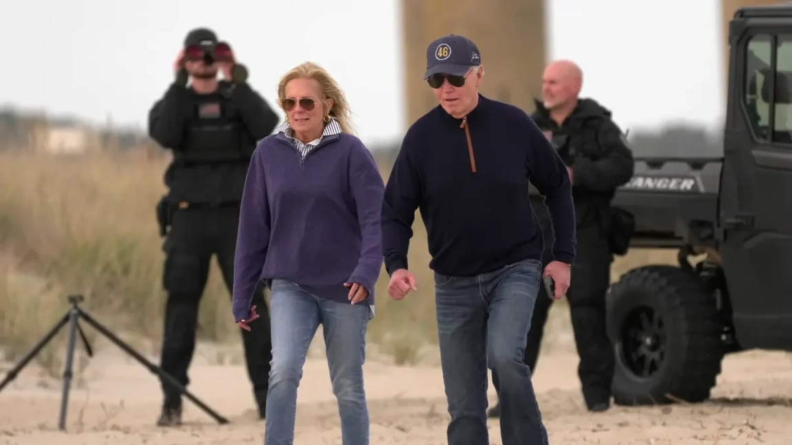 Biden vs. nisipul de pe plajă: Runda Finală! Ipostazele amuzante în care a fost surprins președintele american