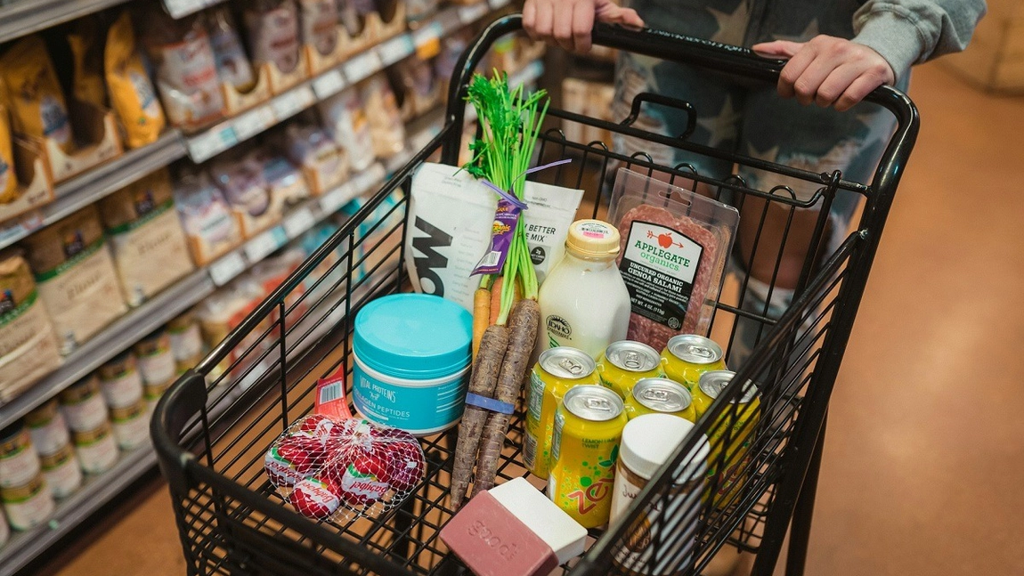 Prețurile la alimente și servicii vor continua să crească până la sfârșitul anului 2024