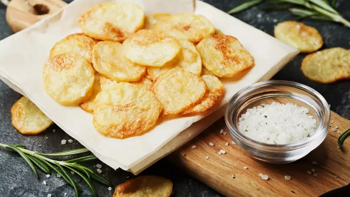 Iată cum să prepari chipsuri sănătoase de casă. Care este rețeta pentru a ieși crocante?