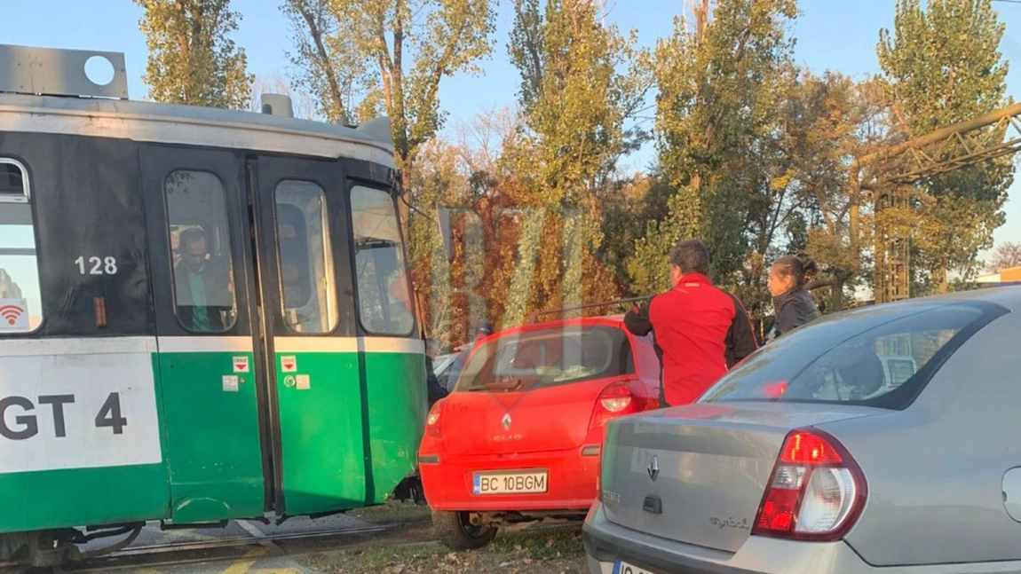 Accident între un tramvai și un autoturism în Baza 3. Intervenții în desfășurare