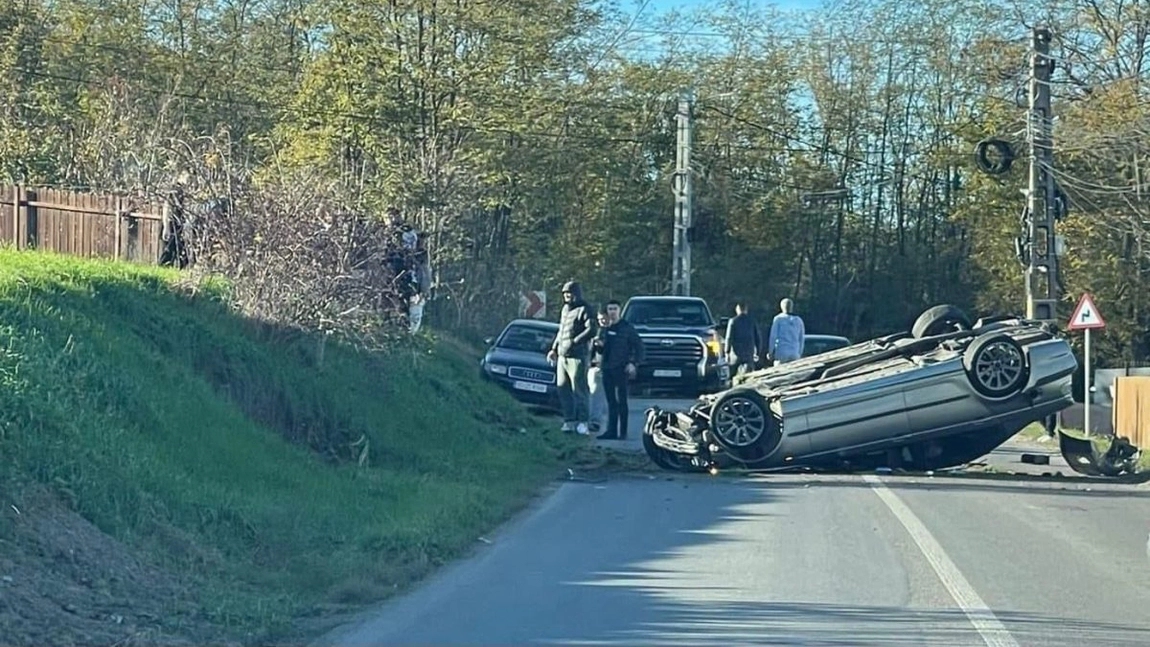 Accident rutier în Rediu. Un BMW s-a răsturnat într-o curbă - UPDATE