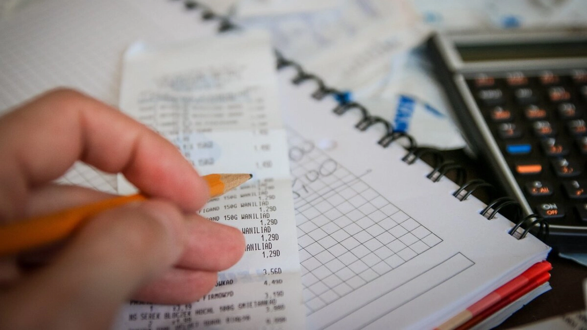 Analiştii Asociaţiei CFA România anunță care sunt principalele riscuri pentru România în 2025