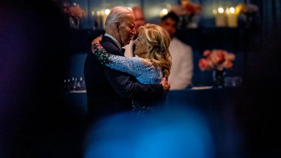 Joe Biden își ia rămas bun de la donatori în cadrul unui ultim bal la Casa Albă: „Nu vă aruncați în piscină!”