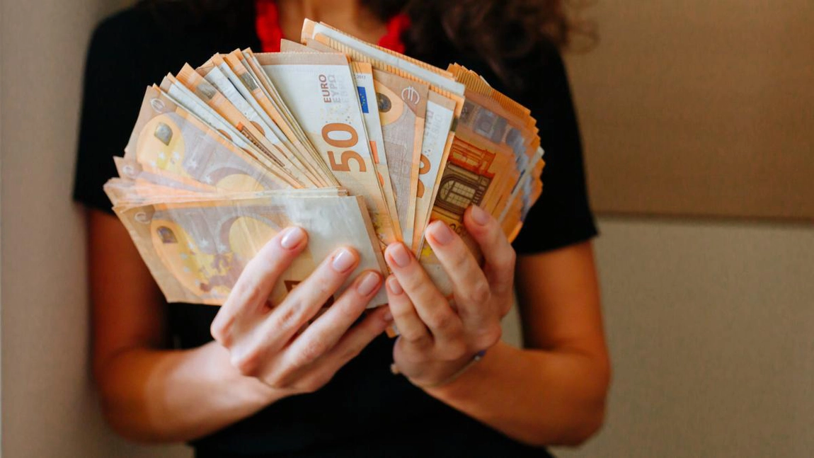 O mare companie plătește 43,3 milioane de dolari angajatelor. Care este motivul 