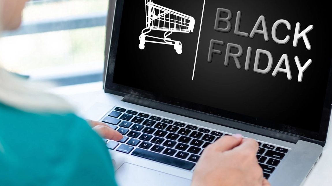 Controverse de Black Friday: Companie de curierat din România apelează la deținuți pentru a face față exploziei de colete
