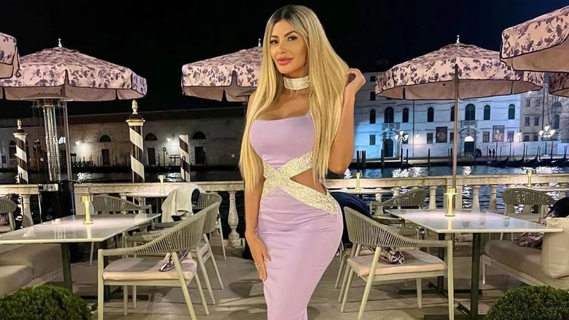 Blondă sexy, nu iese la întâlniri fără ochelari! „Bărbații cred că sunt proastă dacă nu-i port”