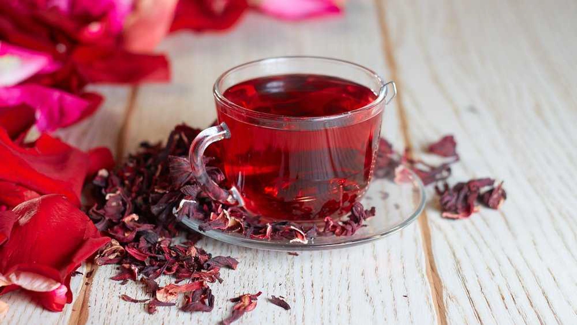 Ceai de hibiscus. Ce beneficii are planta și ce afecțiuni poate trata