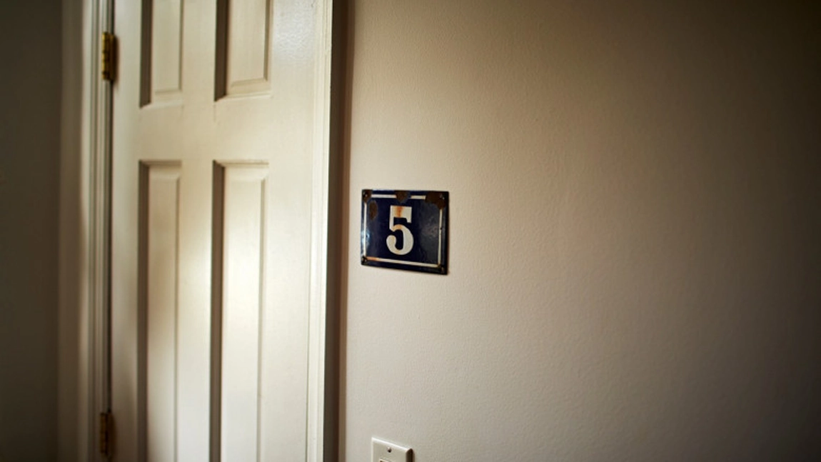 Este obligatoriu pentru cei care locuiesc la bloc! Ce trebuie să aibă locatarii la ușa de intrare în apartament