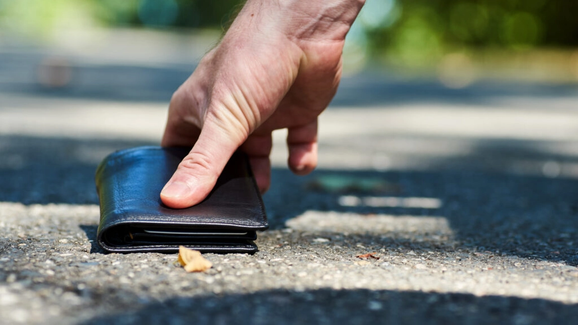 Lege nouă pentru cetățenii care găsesc bunuri pierdute! Mulți români nu știu asta