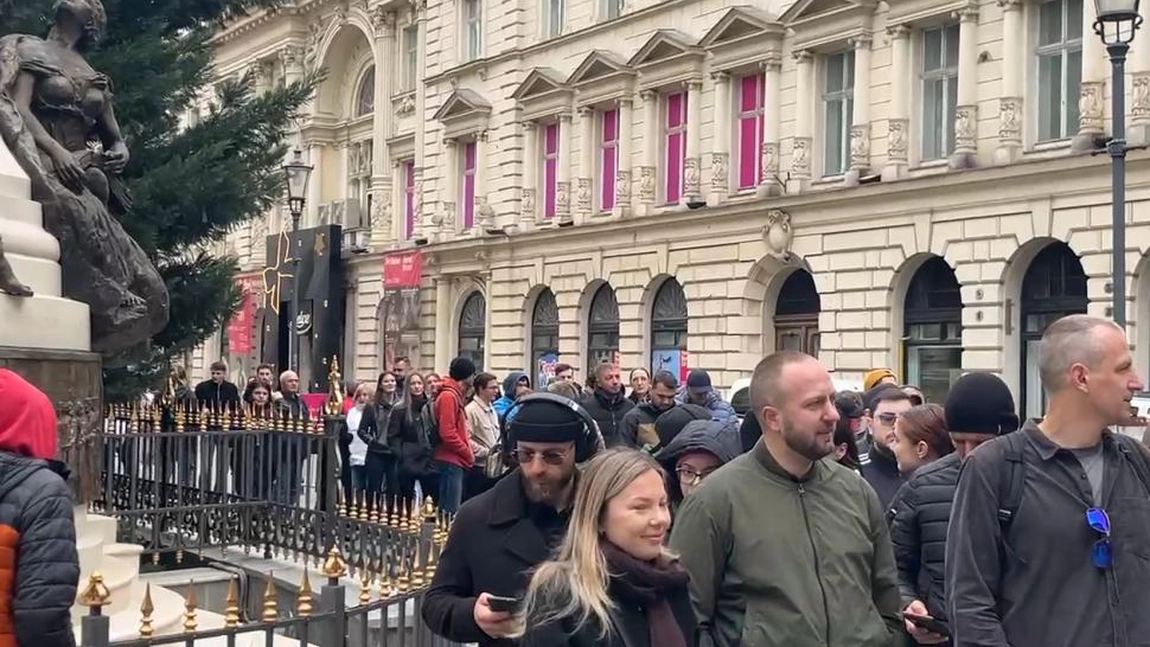 Cu peste 5,7 milioane de români în afara țării, cum va influența diaspora rezultatul votului? Un sociolog vorbește despre cine va lua jumătate din voturi aici