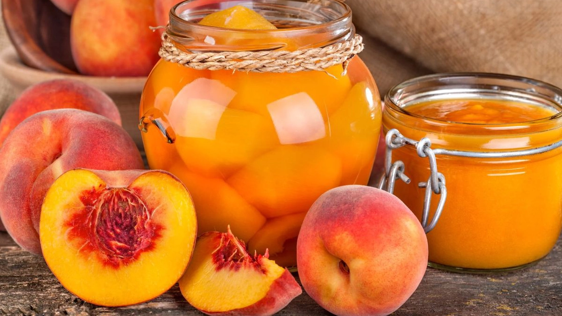 Prepararea compotului de piersici pentru iarnă. Un rezultat delicios