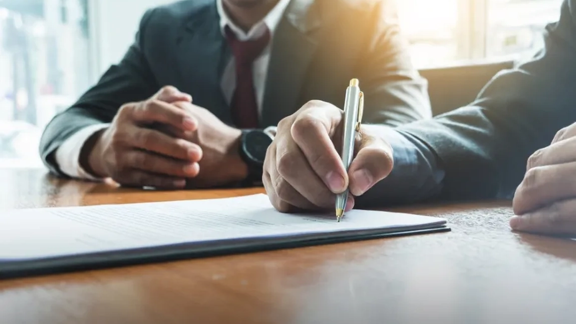 Atenție, români! De la 1 ianuarie 2025, se schimbă contractul individual de muncă