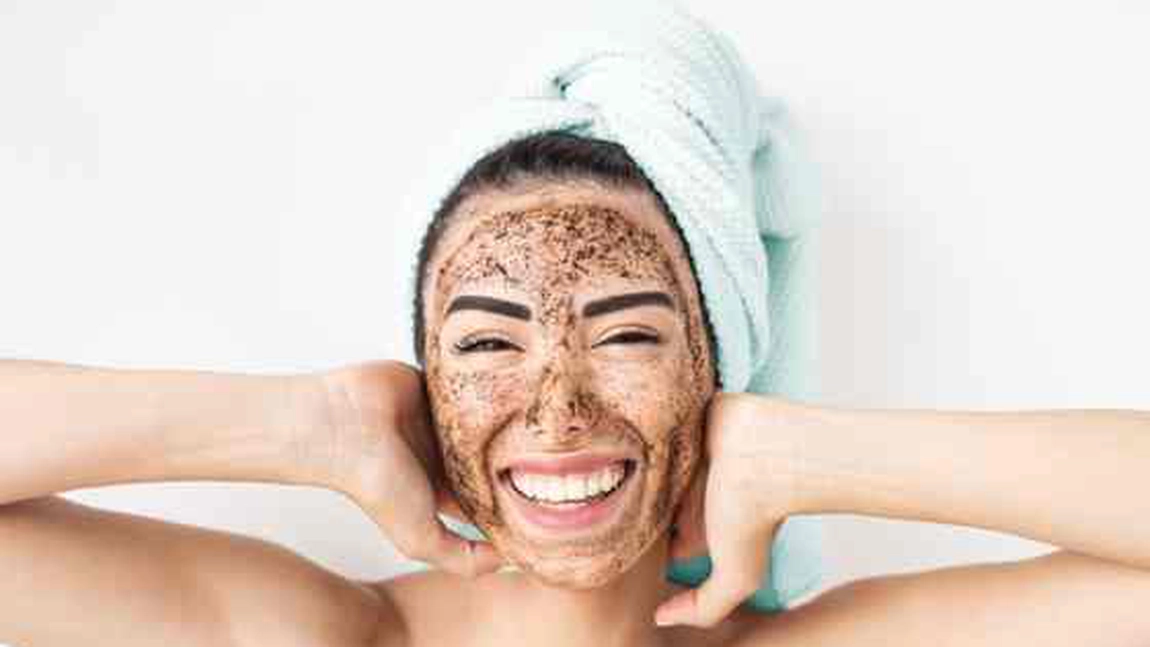 Vrei să ai un ten strălucitor? Încearcă exfoliantul pentru față