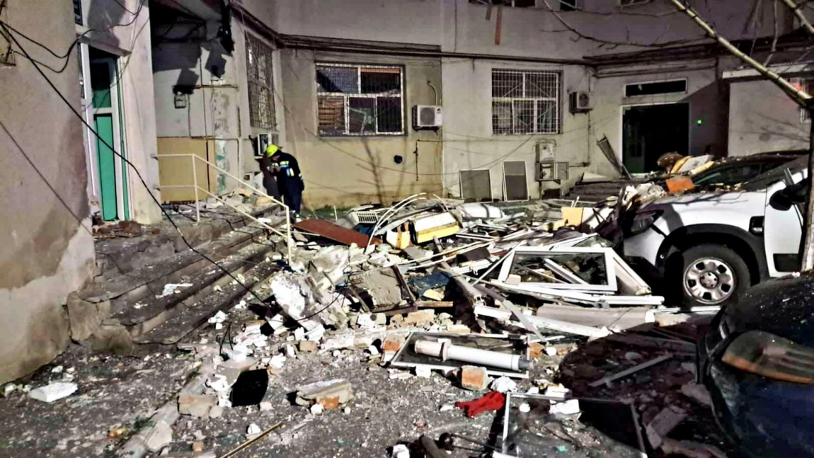 Explozie în Brăila, un bloc a fost distrus complet. Aproximativ 50 de persoane au fost evacuate, dintre care 9 minori
