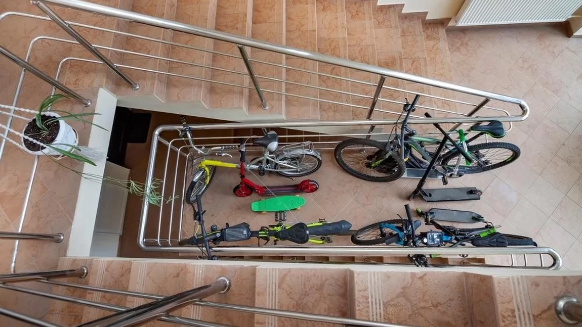 Ce nu ai voie să depozitezi pe holul blocului! Mulți locatari nu știau de noua lege
