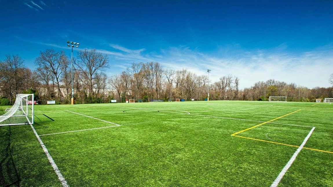În comuna Bârnova va fi construit un teren de sport cu gazon sintetic! Primăria din localitate caută firme pentru realizarea proiectului