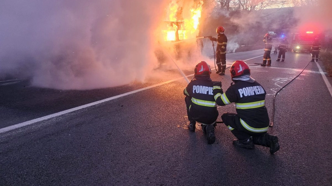 Incendiu în Bucium. Un microbuz cu călători a luat foc. Flăcările au mistuit vehiculul - UPDATE