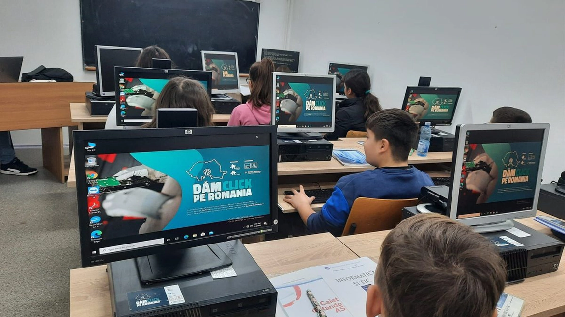 Opt instituții educaționale din județul Iași vor beneficia de 115 calculatoare gratuite