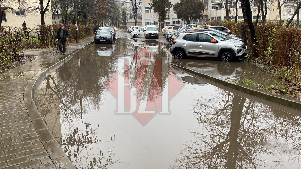 Stradă inundată în municipiul Iași. Mașinile circulă cu dificultate în zonă - UPDATE