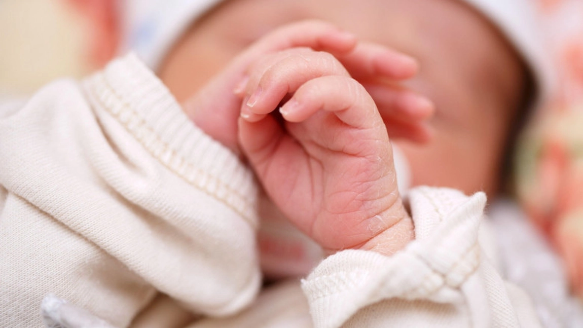 Fetiță ținută ascunsă într-un sertar timp de trei ani. Povestea șocantă a unei copilării furate