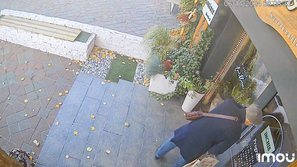 Un bărbat din Iași s-a uitat pe geamul unei florării și i-a venit o idee incredibilă. Din păcate pentru el, totul a fost filmat de camerele de supraveghere