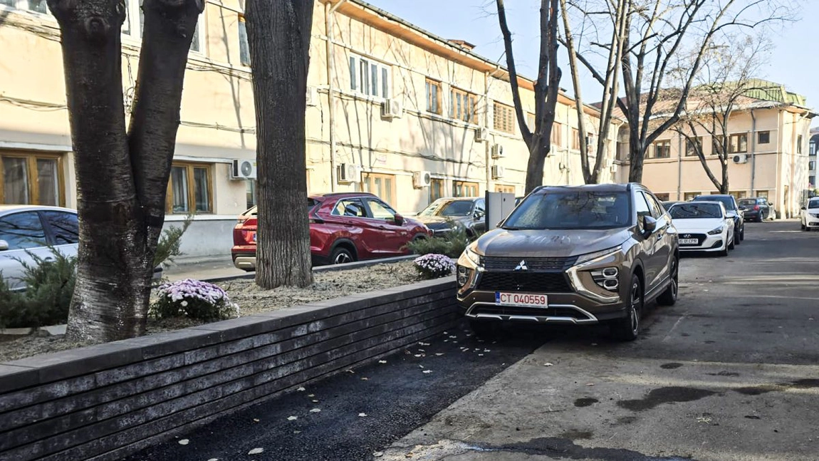 Parcul auto al DJADP s-a înnoit cu 4 autoturisme hibrid, în valoare de 140.000 de euro. Directorul a primit un SUV Mitsubishi