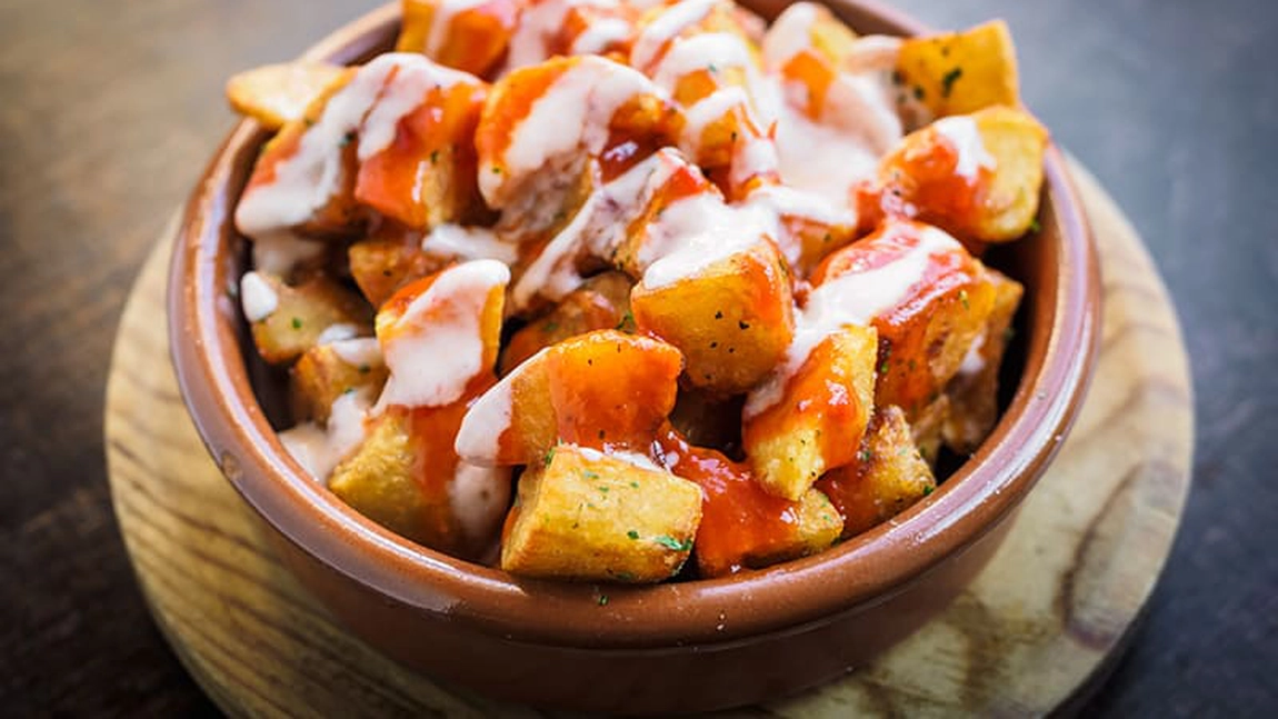 Patatas bravas, rețeta ideală de garnitură de cartofi pentru friptura de porc. Cum se prepară