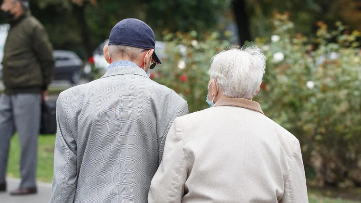 Vești bune pentru pensionarii din România! Pensiile încep să fie distribuite