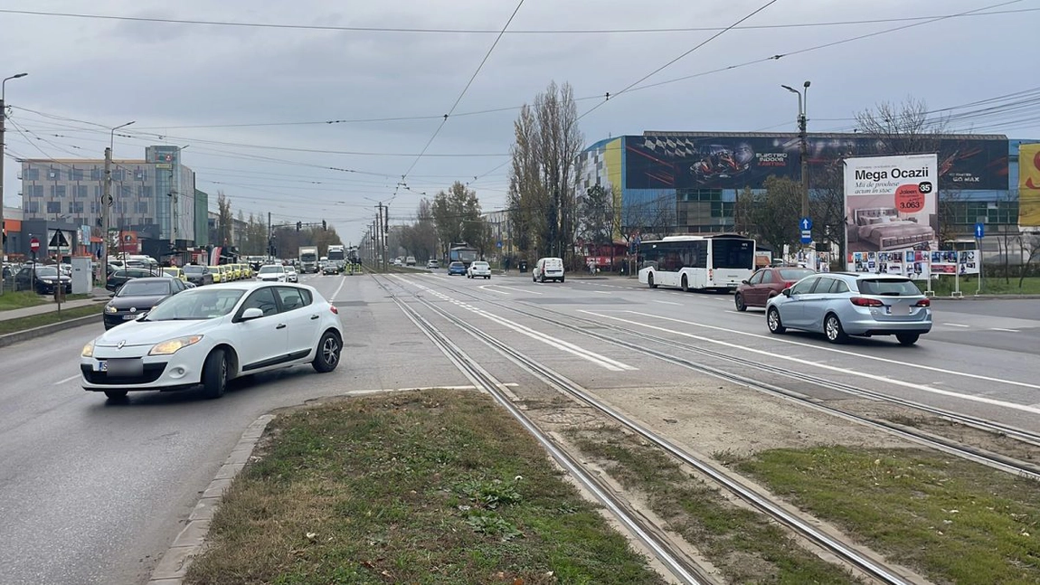 Haos în intersecția de la Baza 3 din Iași. Șoferii fentează semaforul roșu spre stânga și blochează toată circulația