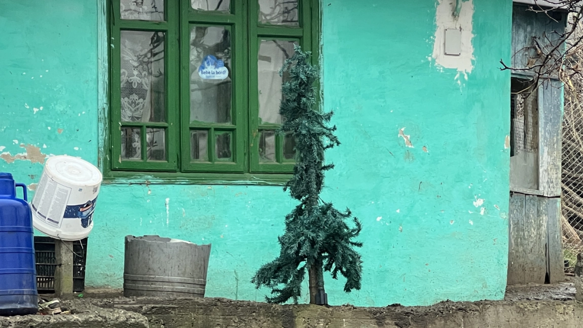Mulți copii vor de Crăciun dulciuri și jucării, însă dorința micuților familiei Chelaru din Tăutești este cu totul alta: „Sperăm ca până la vară să fim la noi acasă”