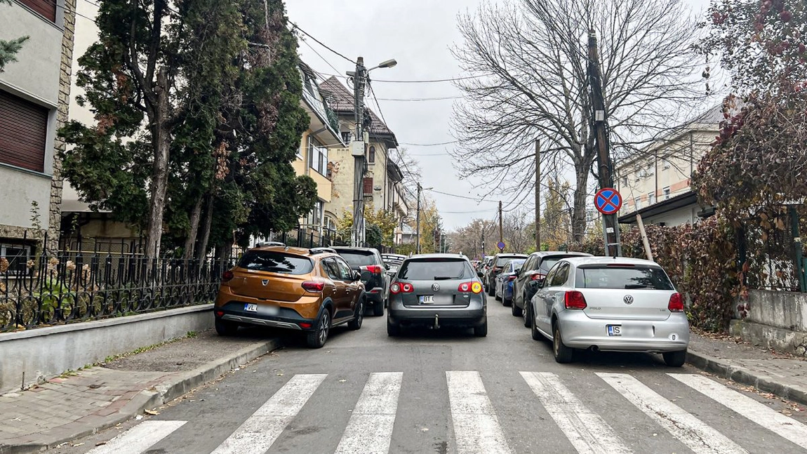 Elevii de la Liceul de Informatică din Iași își parchează mașinile în fața vilelor de lângă școală, scoțându-i din nervi pe locatari: „Nu ai cum să ieși din curte”