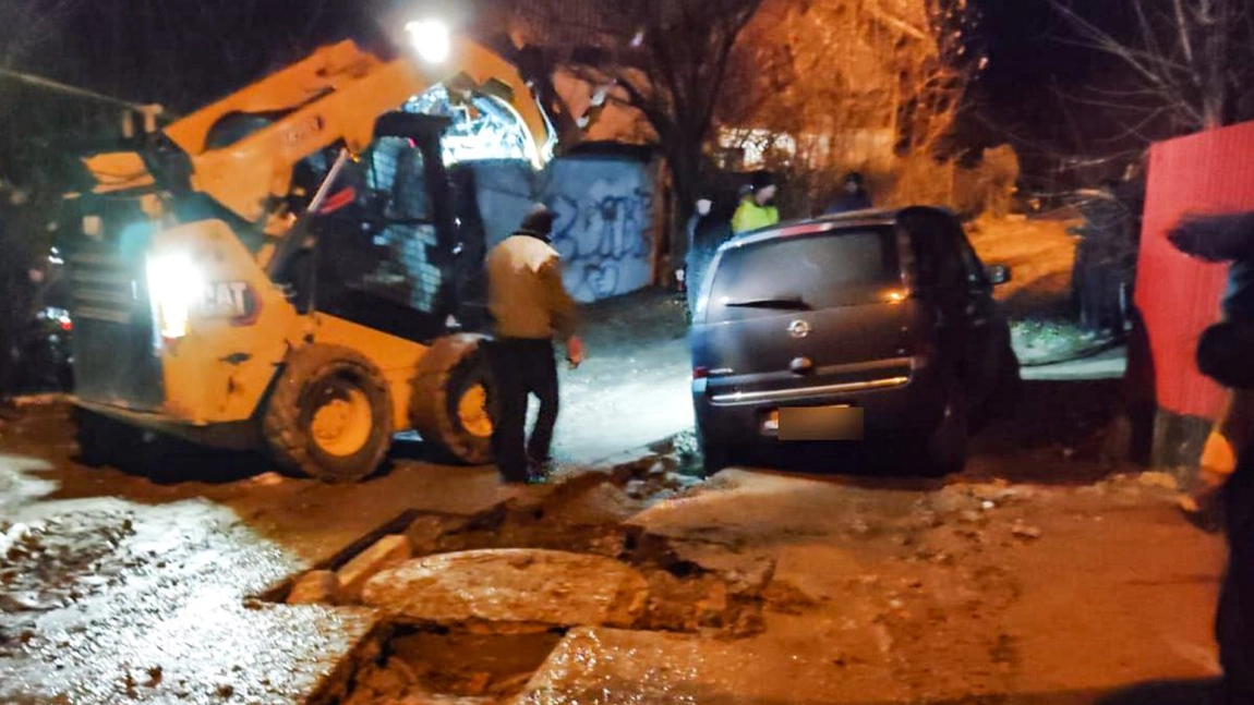 O stradă din cartierul Galata a fost distrusă după o lucrare de la ApaVital. Mașinile au căzut în șanțul din mijlocul drumului