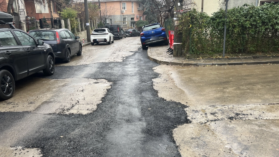 Așa arată străzile sub conducerea primarului Mihai Chirica. S-a spart asfaltul pe un drum proaspăt „peticit” din centrul Iașului