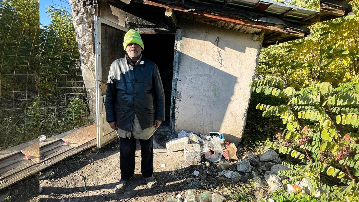 Imagini de necrezut! Un bărbat de 60 de ani trăiește la limita dintre viață și moarte. Cezar Gheorghe: „Trăiesc cu lumânarea și mă rog să nu se termine repede, că altă lumină nu am”
