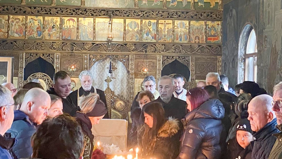 Asistenta Carmen Grierosu a fost înmormântată ieri la Cimitirul Petru și Pavel din Iași! Copiii nu s-au dezlipit de lângă sicriu: „Te vom iubi mereu”