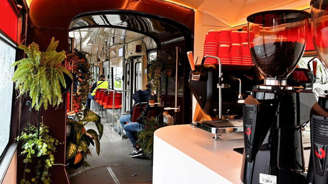 Știai că primul „tramvai-cafenea” din România se află la Iași? Iată cât te costă o plimbare prin oraș